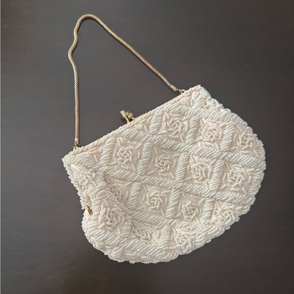 Vintage Handbags - Vintage Beaded Evening Bag Clutch Kiss Lock Gold Chain